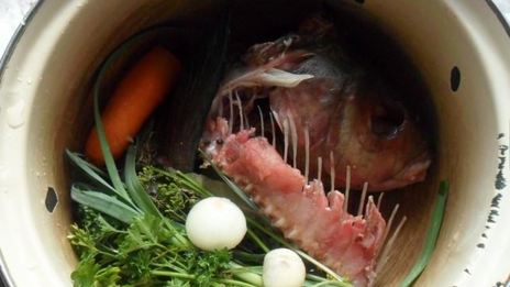 прозрачный рыбный бульон