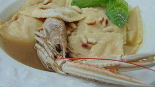 Равиоли с лангустинами и цукини в густом бульоне