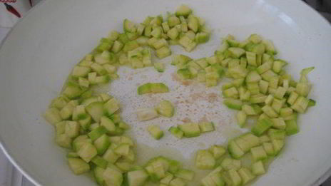 равиоли с лангустинами и цукини в густом бульоне