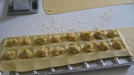 равиоли с лангустинами и цукини в густом бульоне