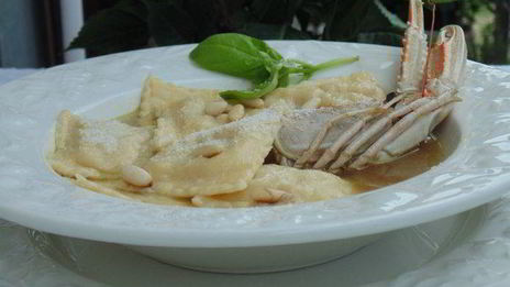 равиоли с лангустинами и цукини в густом бульоне