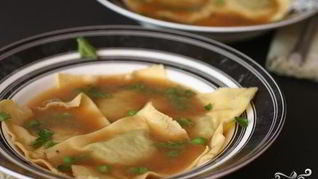 Равиоли с зеленым горошком в лимонном бульоне