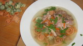 Суп Панадель — бульон с блинчиками