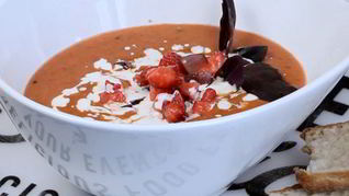 Гаспачо с клубникой и виноградом