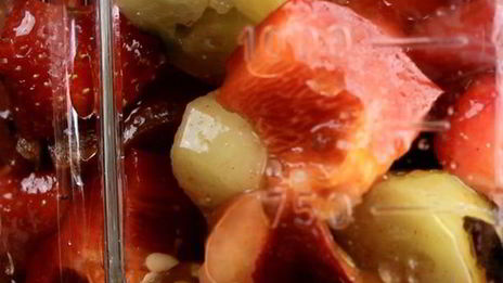 гаспачо с клубникой и виноградом