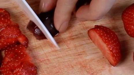 гаспачо с клубникой и виноградом