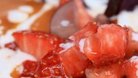 гаспачо с клубникой и виноградом