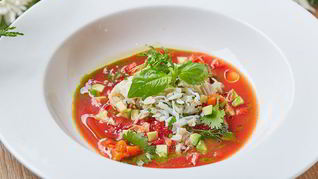 Томатный суп Гаспачо с печеным болгарским перцем, авокадо, мясом камчатского краба и тартаром из клубники