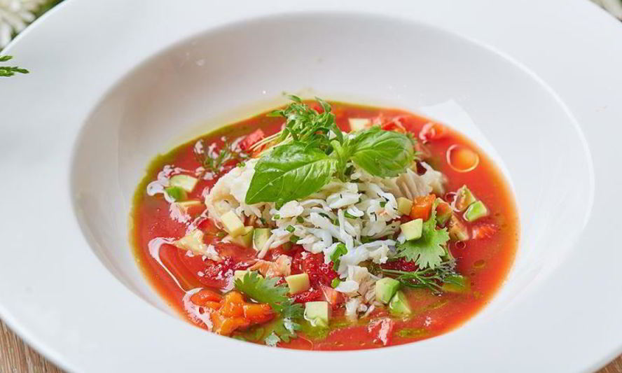 Рецепт томатный суп гаспачо с печеным болгарским перцем, авокадо, мясом камчатского краба и тартаром из клубники