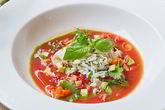 Томатный суп Гаспачо с печеным болгарским перцем, авокадо, мясом камчатского краба и тартаром из клубники