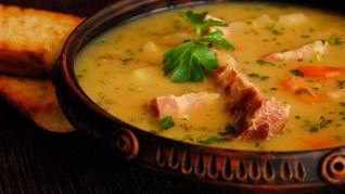 Ароматный гороховый суп с ребрышками и грудинкой