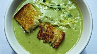 Гороховый крем-суп с луком-пореем и крутонами
