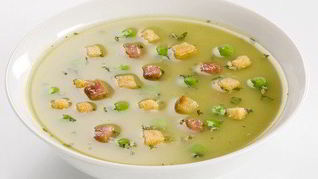 Гороховый суп с беконом и сухариками
