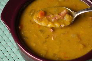 Гороховый суп с копченой колбасой