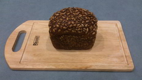 гороховый суп с копченостями в хлебе