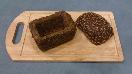 гороховый суп с копченостями в хлебе