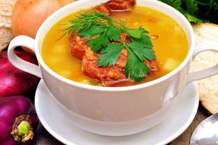 Гороховый суп с копчеными ребрами и беконом