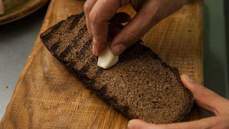 гороховый суп в буханке