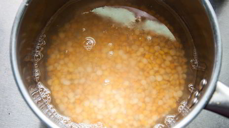 гороховый суп в буханке