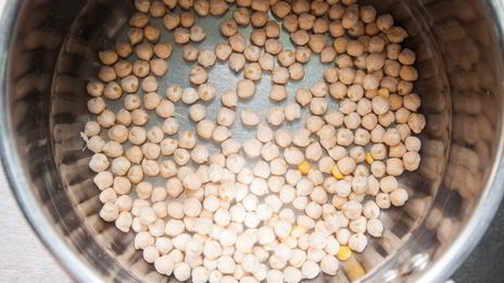 гороховый суп в буханке