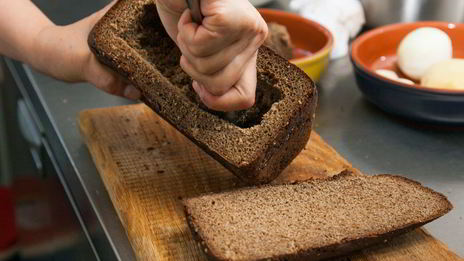 гороховый суп в буханке