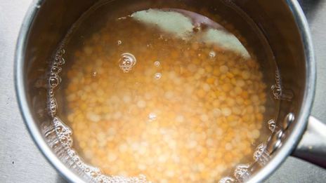 гороховый суп в хлебе