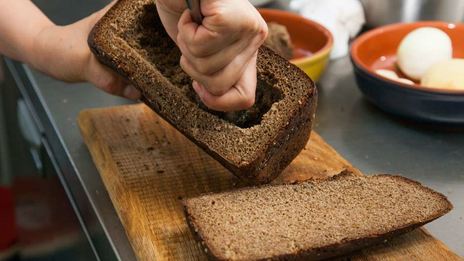 гороховый суп в хлебе