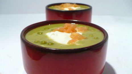 закусочный гороховый суп с копченым лососем и шапочкой из крем-фреша