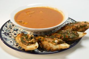 Картофельно-томатный суп с морепродуктами