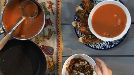 картофельно-томатный суп с морепродуктами