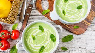 Холодный йогуртовый суп с горошком и мятой