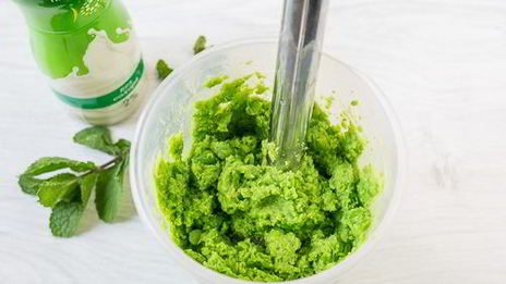 холодный йогуртовый суп с горошком и мятой