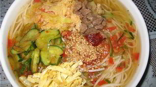 Холодный корейский суп Кукси с говядиной