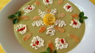 Холодный крем-суп из авокадо с мятой и лепестками миндаля