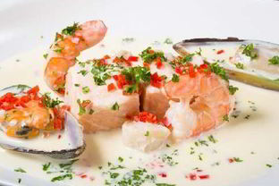 Холодный крем-суп из мидий и креветок с карри