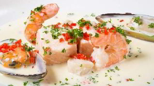 Холодный крем-суп из мидий и креветок с карри