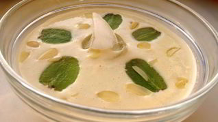 Холодный миндальный суп с чесноком и виноградом