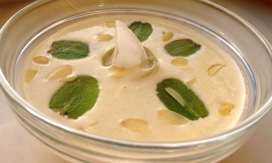 Рецепт холодный миндальный суп с чесноком и виноградом