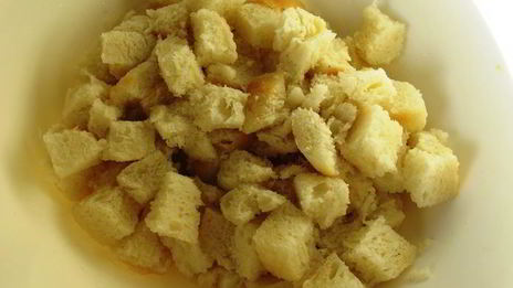 холодный миндальный суп с чесноком и виноградом