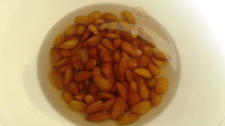 холодный миндальный суп с чесноком и виноградом