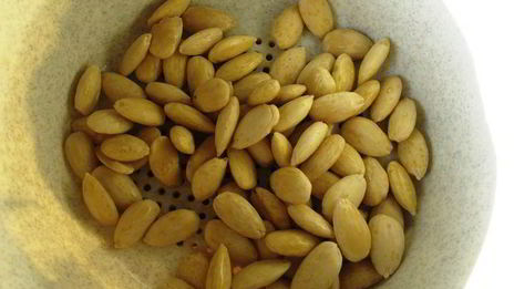 холодный миндальный суп с чесноком и виноградом