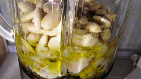 холодный миндальный суп с чесноком и виноградом