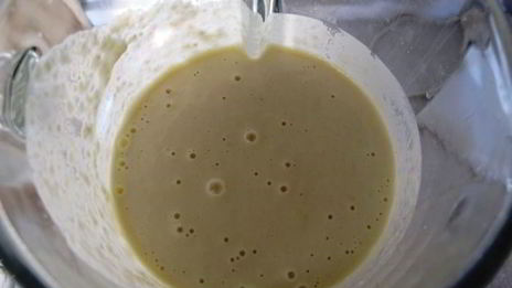 холодный миндальный суп с чесноком и виноградом