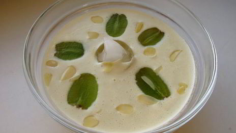 холодный миндальный суп с чесноком и виноградом