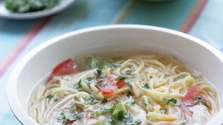 Холодный острый суп с овощами и лапшой