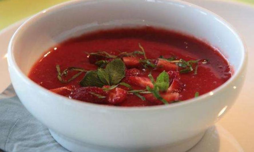 Рецепт холодный сладкий суп с клубникой и ревенем