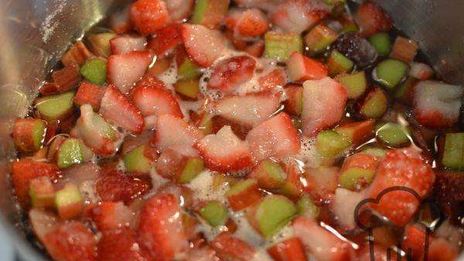 холодный сладкий суп с клубникой и ревенем