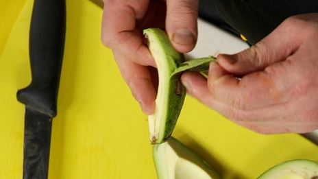 холодный суп из авокадо с креветками