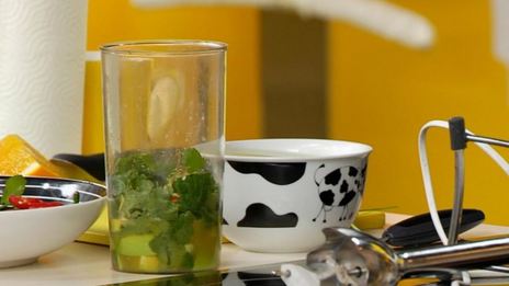 холодный суп из авокадо с креветками