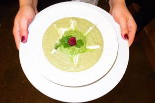 Холодный суп из авокадо с приправой из кинзы